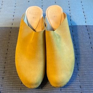 Bryr Clementine Closed Toe Mid Heal Clog in Fennel Nubuck Suede Leather